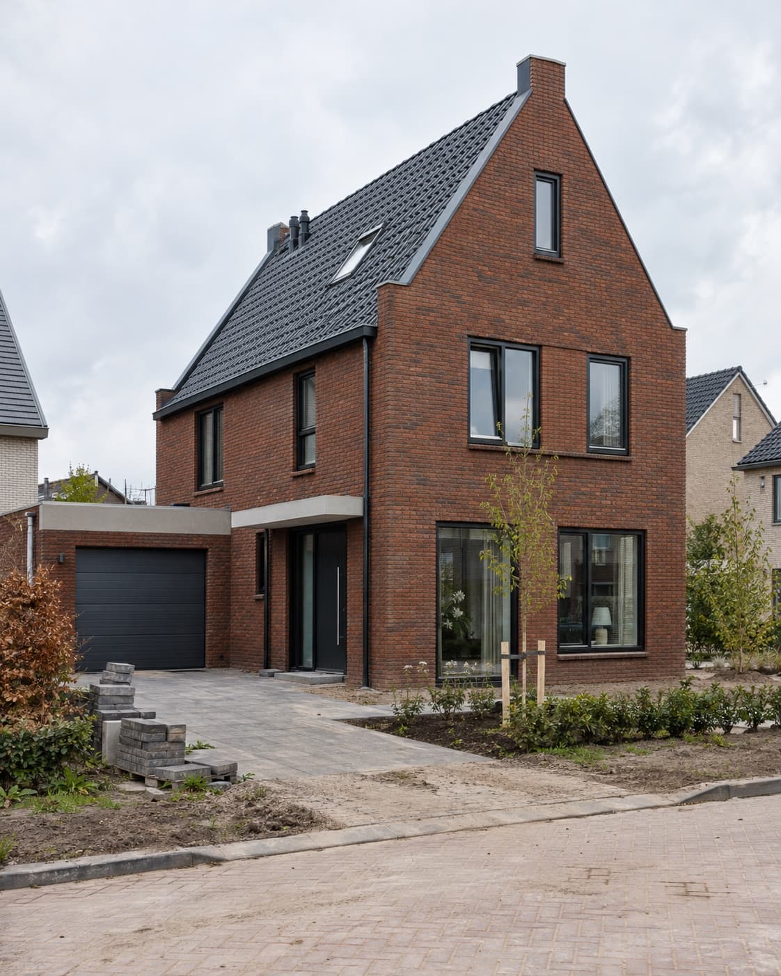 Nieuw opgeleverde vrijstaande woning in een Nederlandse nieuwbouwwijk
