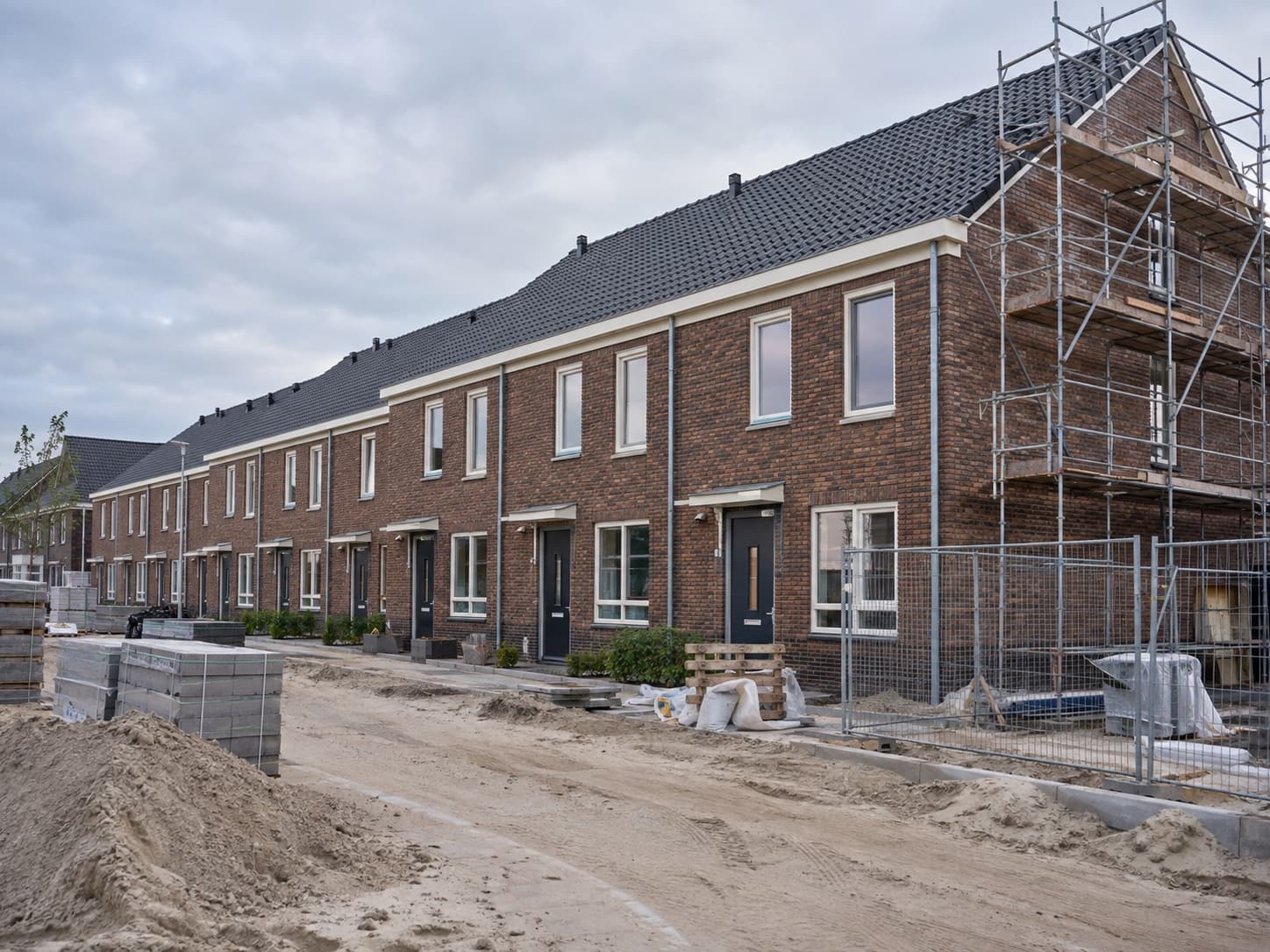 Rij nieuwbouwwoningen vlak voor oplevering